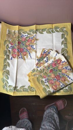 New 8 Total French Cotton Napkins Red Rose Lavender Flowers Leaves Gold Border 