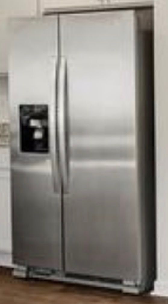 Refrigerator W/ice-maker and Water Dispenser
