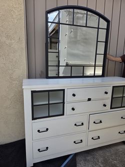 Beautiful White Modern Farmhouse Bedroom Set 4 Pieces and Mirror