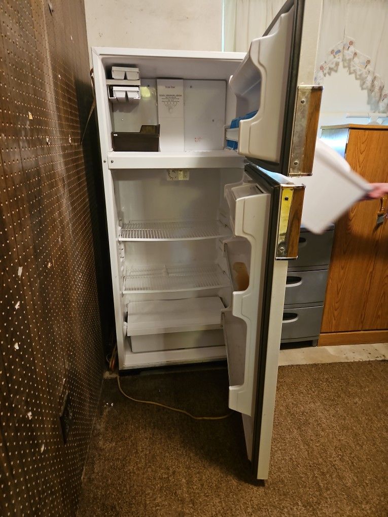 FREE REFRIGERATOR (NOT STAYING COLD ENOUGH) for Sale in Fort Lauderdale