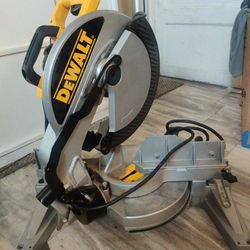 De WALT. CORDED SAW