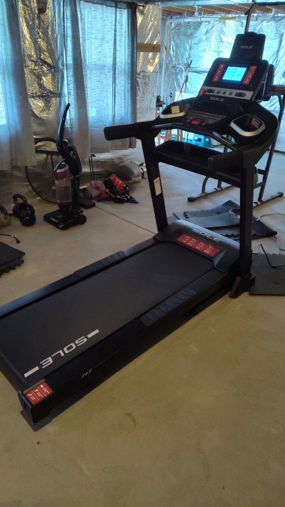 SOLE F63 TREADMILL ( LIKE NEW & DELIVERY AVAILABLE TODAY)