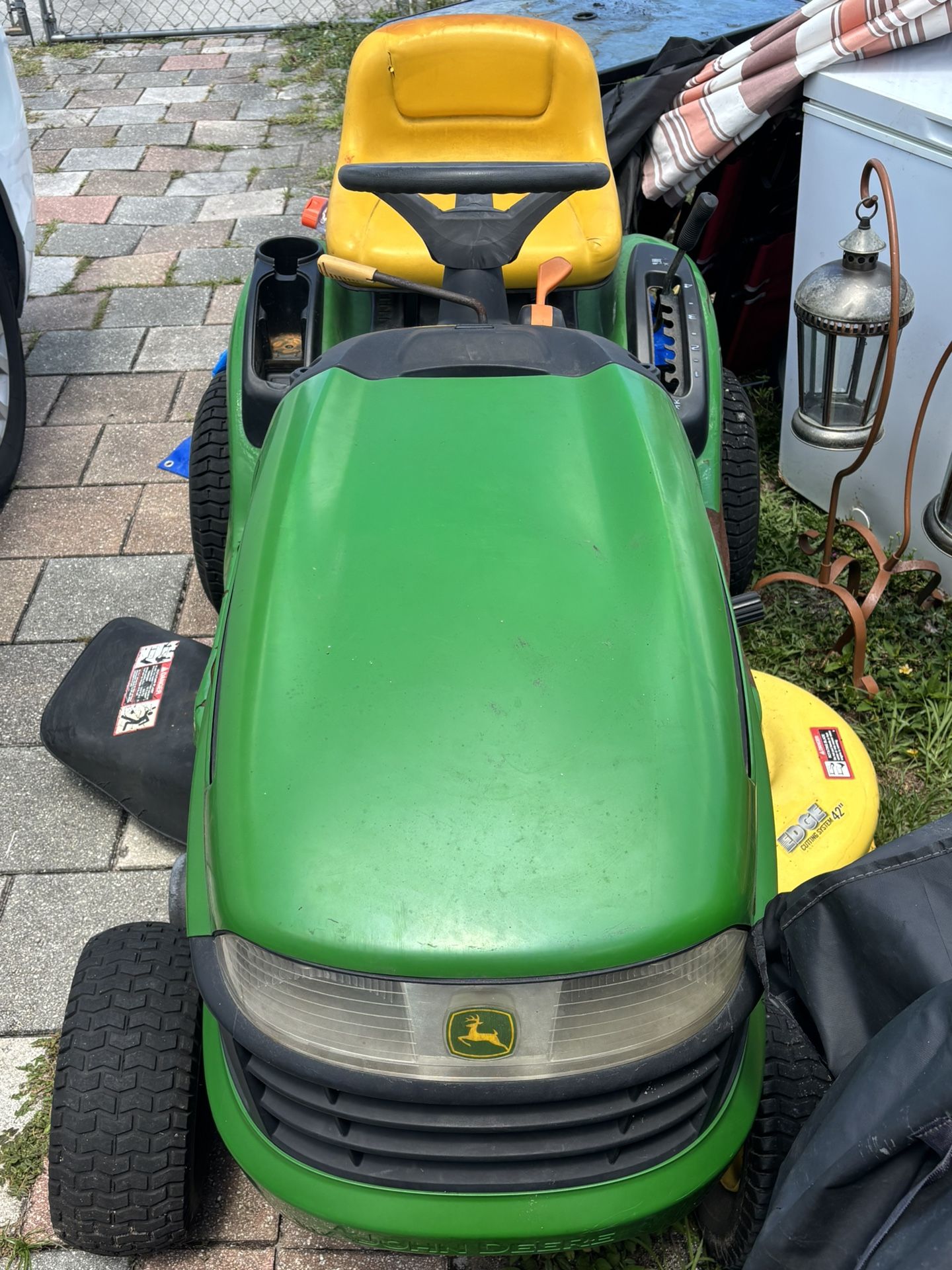 john deer riding mower 42” cut blade and great condition brand new battery