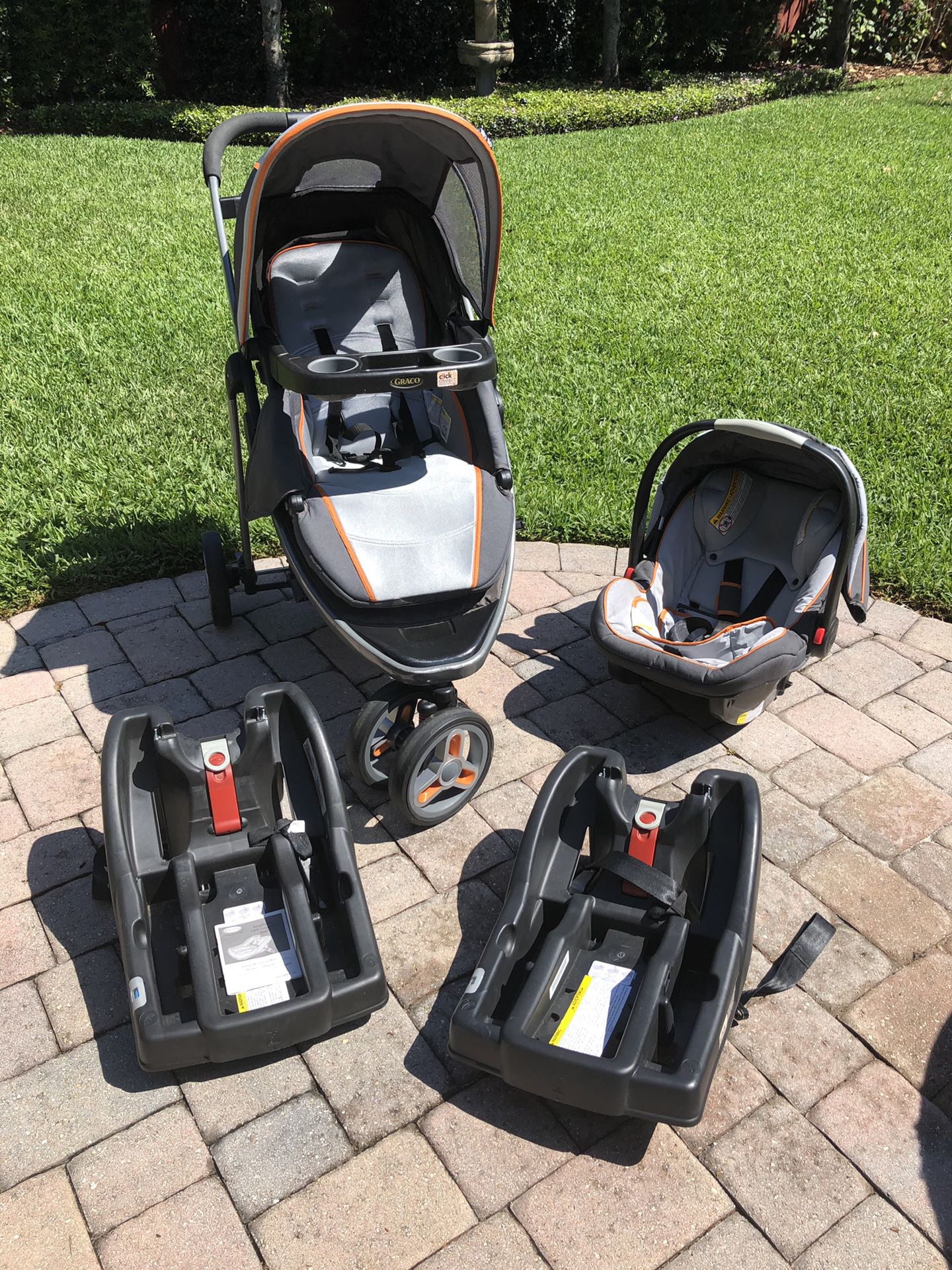 Graco stroller and car seat with two car seat bases