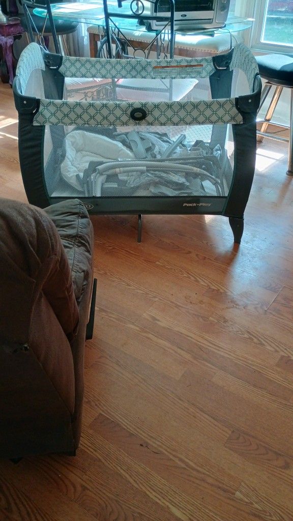 Graco Pack&Play W/ Bassinet