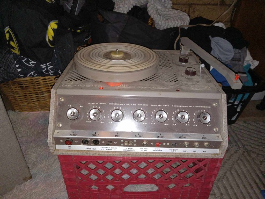!!!VINTAGE!!!Newcomb Audio Products; Phonograph/Record Player