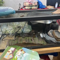 Reptile/aquarium Tank With Heating Lamp And Bowls