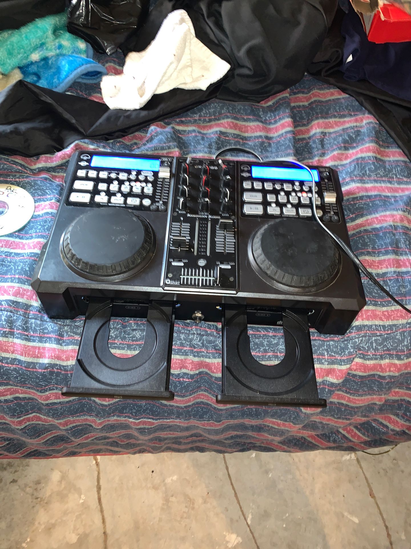 Dj equipment/ music equipment turn tables