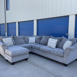 DELIVERY AVAILABLE 🚚🚛🚚 Awesome 3 Piece Reversible Sectional!!