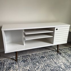 White Tv Console Table. Great Condition. Very Sturdy 