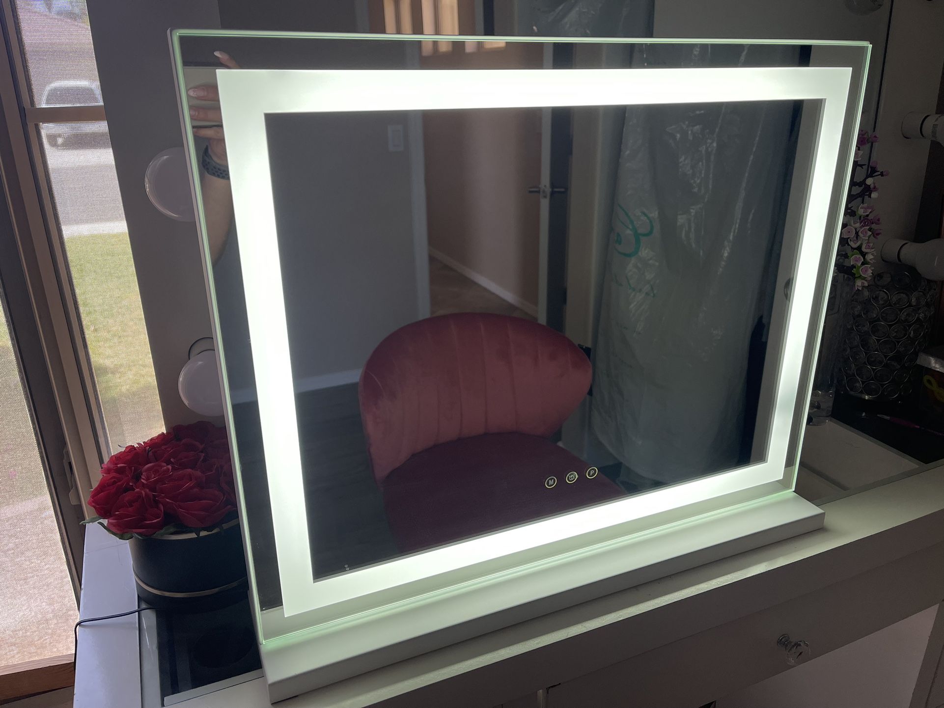 23”x 18” Vanity Light up mirror LIKE NEW