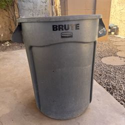 Rubbermaid Brute Large Trashcan For Sale