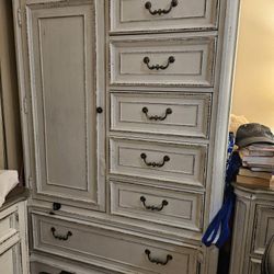 Armoire Distress White