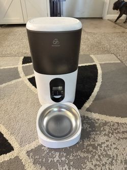 Pet Food Dispenser