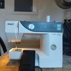 German Made Pfaff Hobby Sewing machine W/Foot Pedal Power Cord