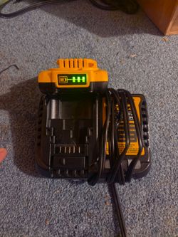 Dewalt 2amp 20v battery with charging dock
