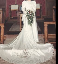 White Wedding Dress with Vail and Train. Embroidery- Pearls and Sequins.Size 8-10