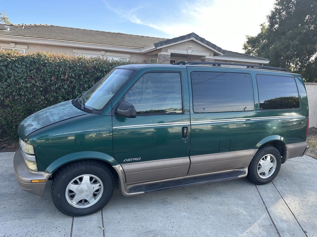 2002 Chevrolet Astro Van