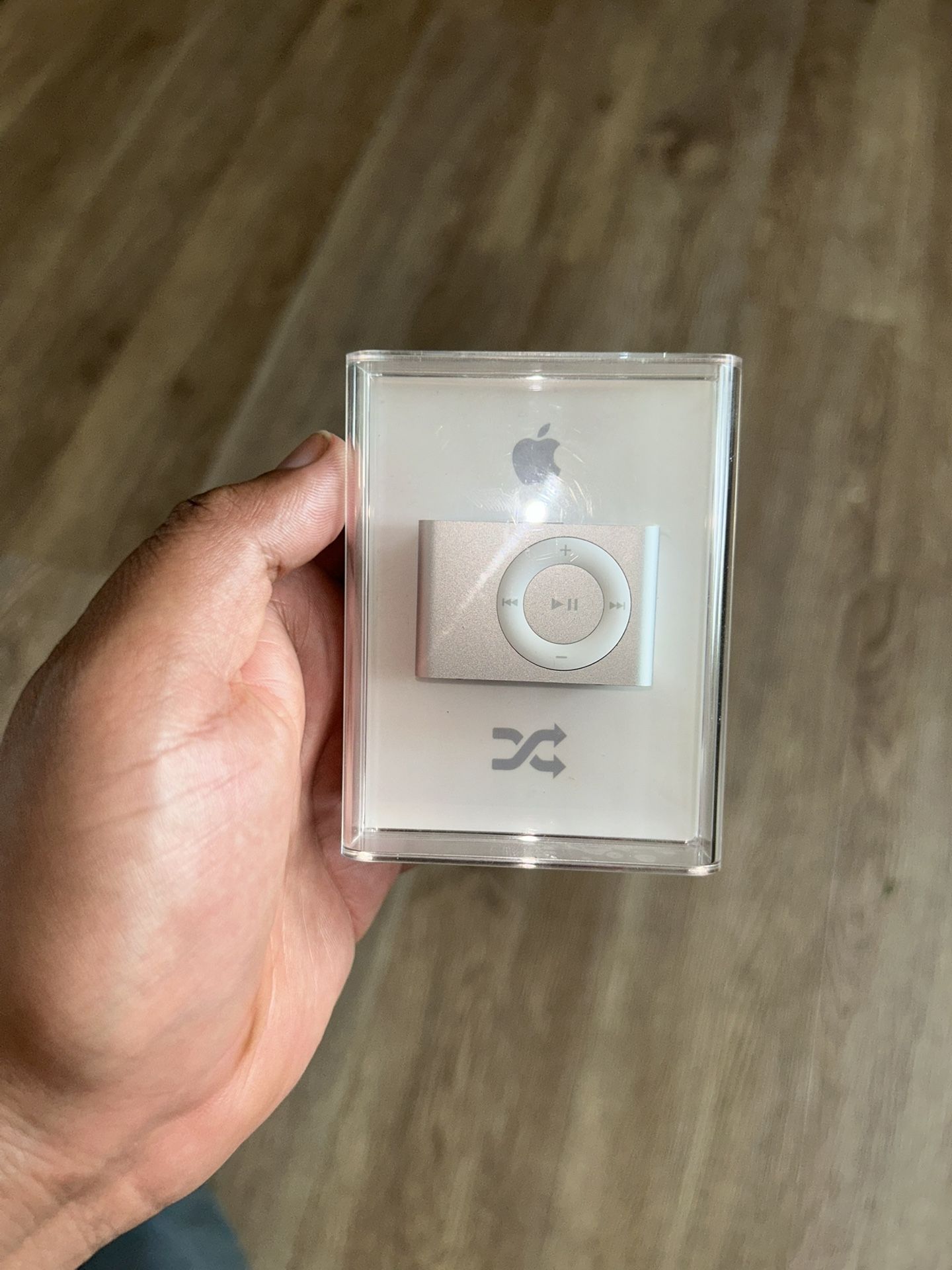 Apple iPod Shuffle Bundle 2nd Generation Silver A1204 1GB
