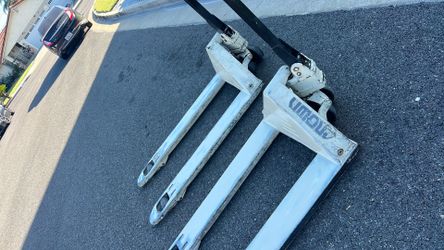 Crown pallet Jack 2 unit. Used