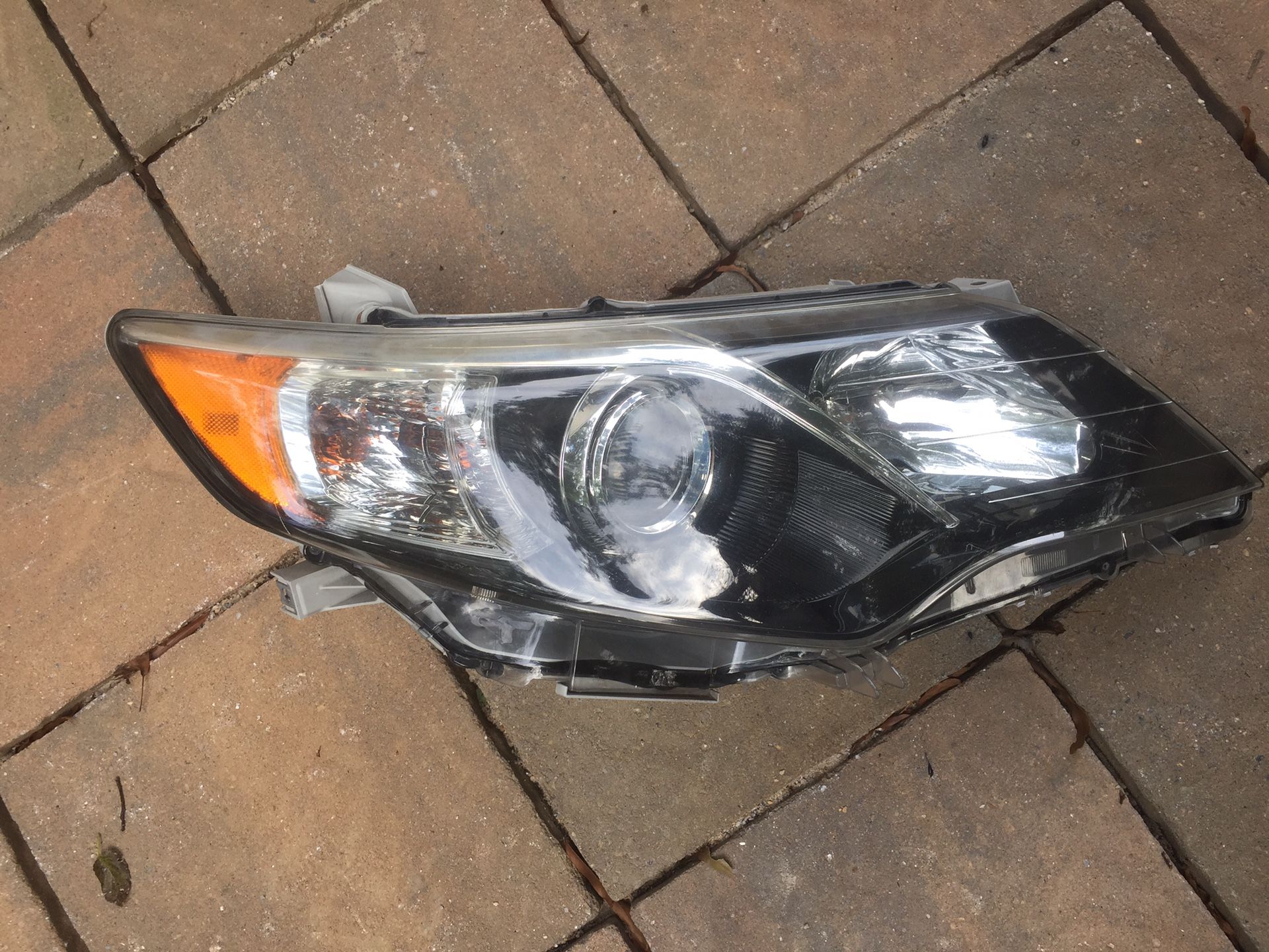 Right front Head light Toyota Camry 2014