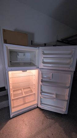 Frigidaire Refrigerator And Freezer Clean, Works Great