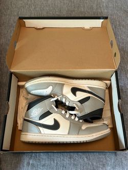 Men Jordan 1 mid Smoke Grey Size 9.5