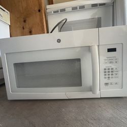 General Electric Whirlpool Microwave In Great Conditions 