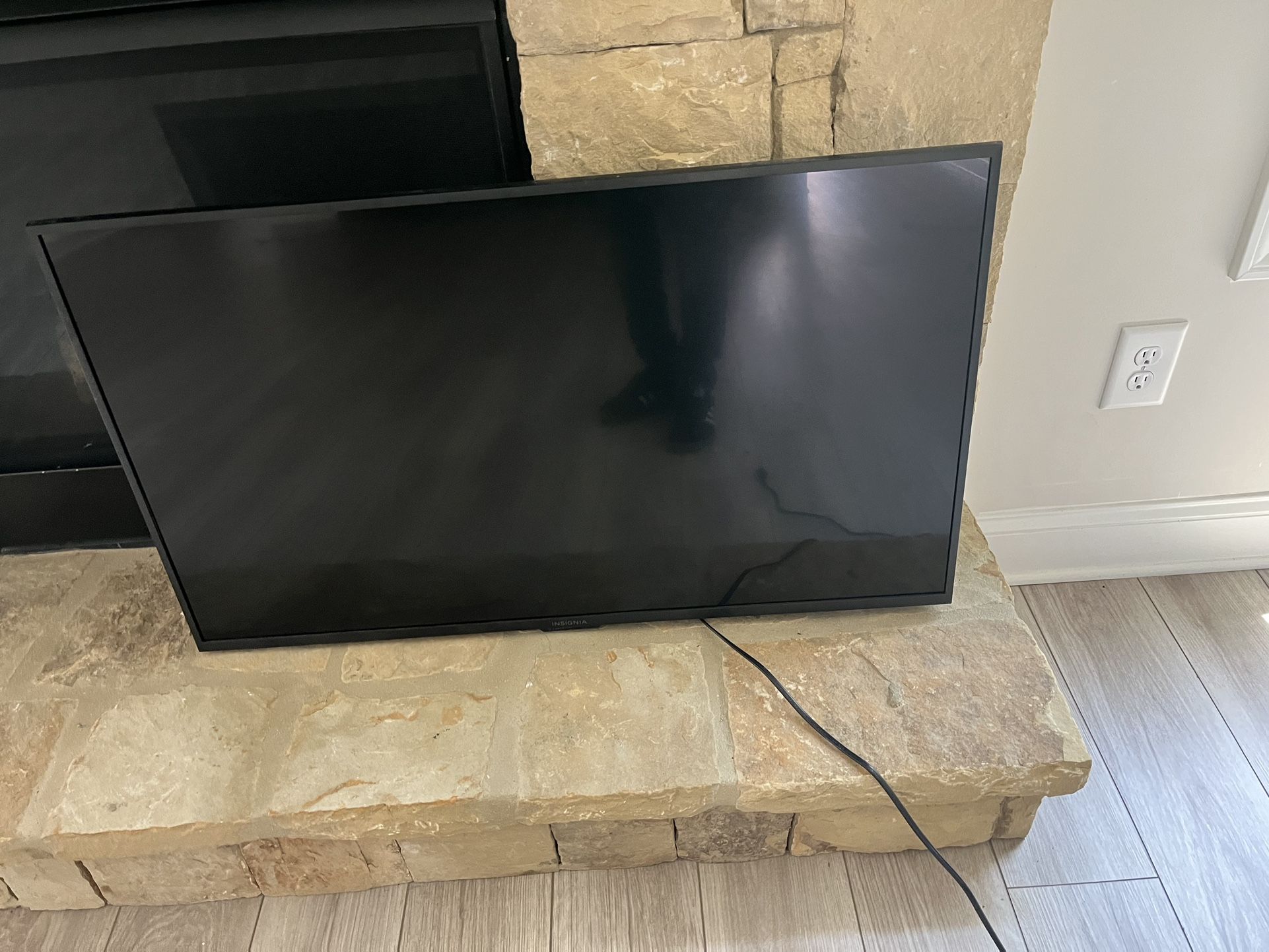 32 Inches Insignia