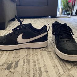 Boys Nikes 6.5y 