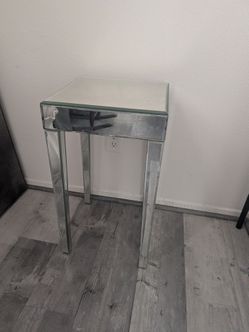 SIDE MIRRORED TABLE
