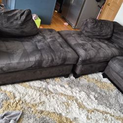 3 peice sectional with 6 pillows