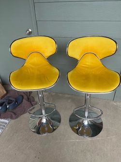 Amazing moving deal 2 Like New set of 2 adjustable height bar stools
