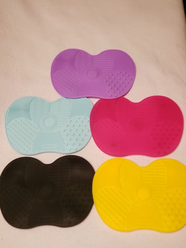 Makeup brush cleaning mat