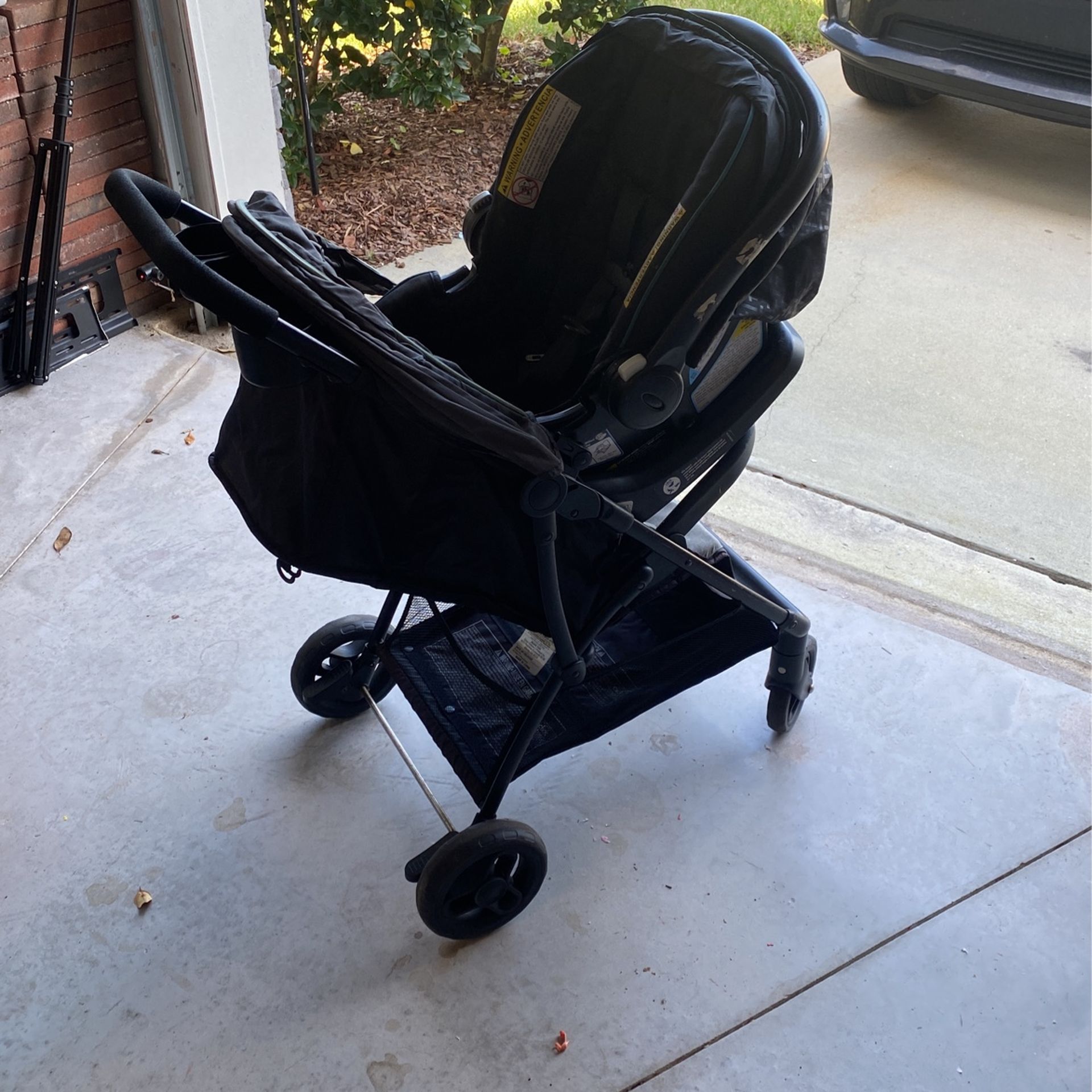 Graco Baby Stroller And Car seat With Base. 