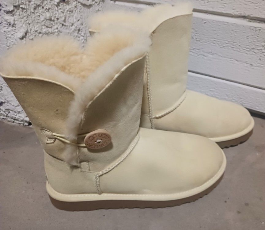 UGG Boots Baily Button ll Style (Size 8) NEW. NEVER WORN. UGGS