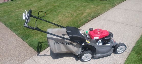 Mint Condition Honda hrx 217 self-propelled rear wheel drive lawn mower with 190cc engine