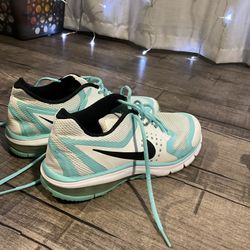 Women’s Nike Sneakers – Size 10