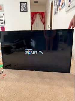 Samsung 48” Smart TV w/ Wall Mount (UN48J520D)