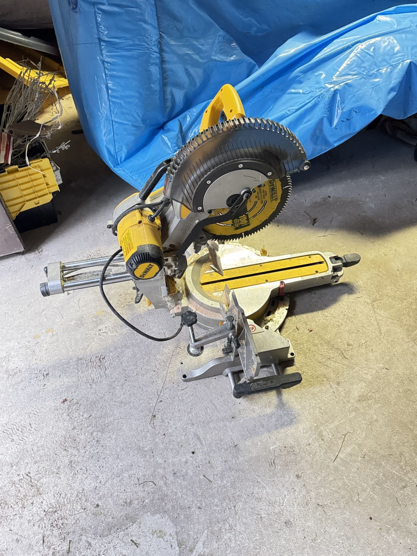 DEWALT 12-in 15-Amp Dual Bevel Sliding Compound Corded Miter Saw