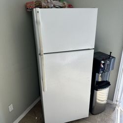 General Electric Apartament Size Refrigerator 