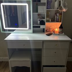 Vanity With 3 Different Light Modes And Bluetooth 