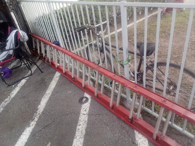 28ft Fiberglass Extension Ladder- Used