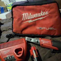 INCLUDES:
M12 FUEL Brushless 3/8" Ratchet 2557-20)
Battery
Charger
Carrying Case