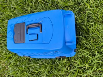 Medium-size pet carrier in great condition.  ✔ Strong plastic construction ✔ Metal front door with secure latch ✔ Top carry handle for easy transport 