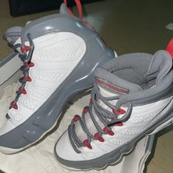 FIRE RED JORDAN 9’S SIZE 5
