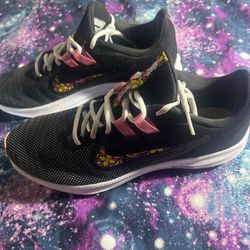 Women’s Nike size 10!! 15$