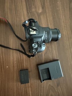 Canon EOS R100 Mirrorless Camera with 18-45mm Lens, Strap, Battery & Charger