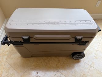 110 qt Igloo Cooler with wheels, extension pull