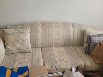 Couch and lovseat with matching pillows
